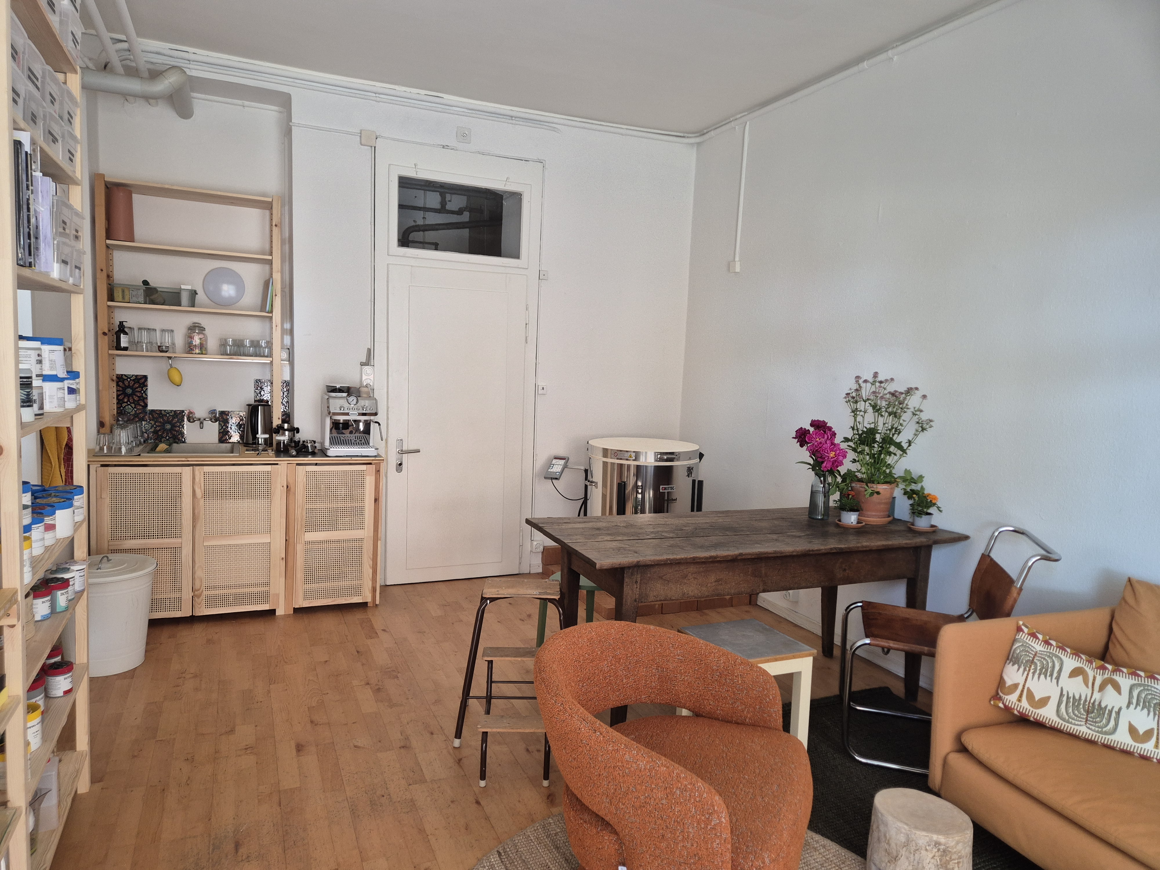 Blick ins Atelier mit Sitzecke, Arbeitstisch und Drehscheibe
